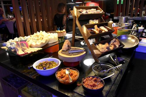 a buffet line with many different types of food at ibis Sao Jose dos Campos Colinas in São José dos Campos