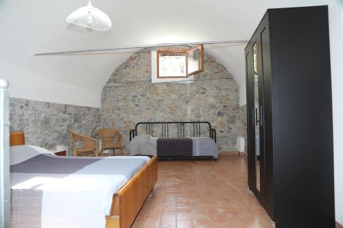 una camera con un letto di Cozy villa with garden a Toirano