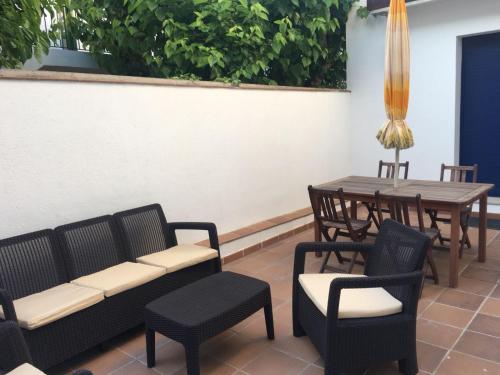 un patio con sillas, una mesa y una mesa con sillas en Apartamentos Llafranc Mar, en Llafranc