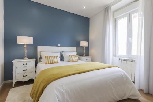 リスボンにあるSweet Almirante by Homingの青い壁のベッドルーム1室(大型ベッド1台付)