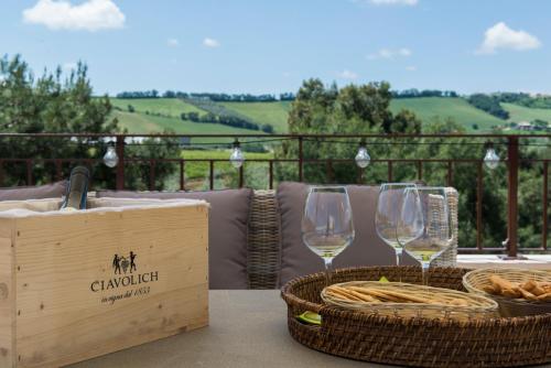 dos vasos de vino blanco sentados en una mesa con cestas en Masseria del Vino en Loreto Aprutino