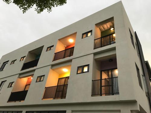 ein Apartmenthaus mit Balkon und Beleuchtung in der Unterkunft Chi Chu B&B in Taitung