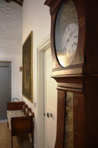 a large grandfather clock sitting in a room at A casa di V-Ale in Treviso