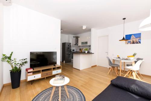 een woonkamer met een bank en een tv bij Cvit Jadrana in Split