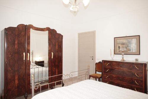 サン・ヴィート・ロ・カーポにあるAppartamento Cherubinaのベッドルーム1室(ベッド1台、ドレッサー、鏡付)