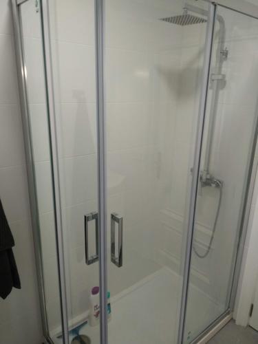 バレンシアにあるKM0 CENTRO CIUDADのバスルーム(ガラスドア付きのシャワー付)