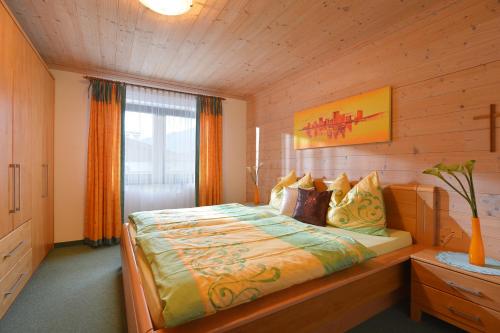 1 dormitorio con 1 cama en una habitación de madera en Appartement Jöchl en Ellmau