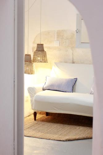 a bedroom with a white bed with a pillow at Habitaciones Casa de Campo Daymipaz in Mahón