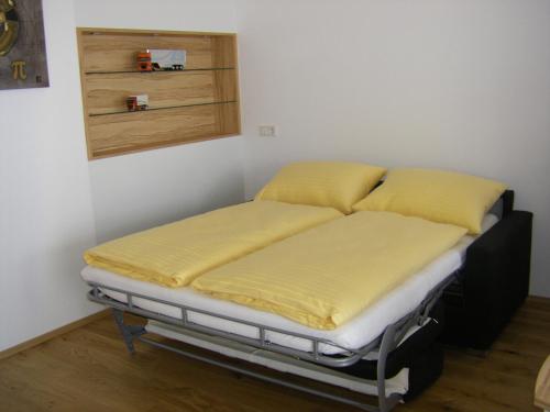 łóżko w pokoju z żółtą pościelą w obiekcie Penthaus Appartement w mieście Sankt Michael im Lungau
