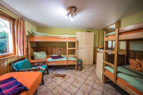 מיטה או מיטות קומותיים בחדר ב-Chata Kytlice