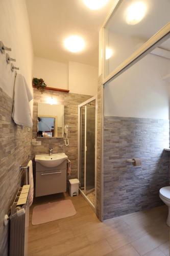 a bathroom with a shower and a sink and a toilet at Agriturismo VILLA MOZART nel verde in Gubbio