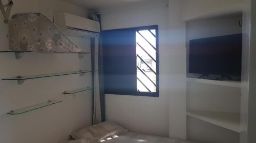 a small bathroom with a window and a television at AV80101 - Aquaville Térreo - Porto das Dunas - CEARÁ in Aquiraz