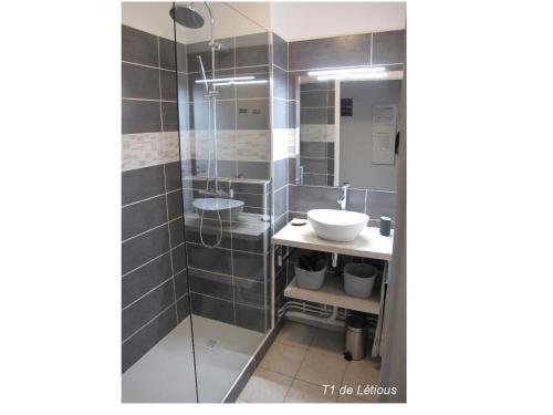 リュス・サン・ソヴァールにあるT1 cabine de Letiousのバスルーム(洗面台、鏡付)