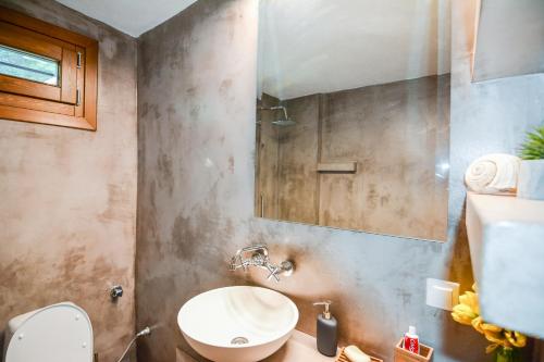 łazienka z toaletą i umywalką w obiekcie Marina's House II w mieście Platamonas