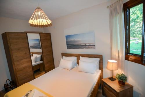 niewielka sypialnia z łóżkiem i lampką w obiekcie Marina's House II w mieście Platamonas