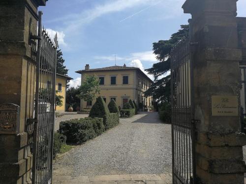 an entrance to a house with a gate to a driveway at Villa La Piccioncina Firenze in Florence
