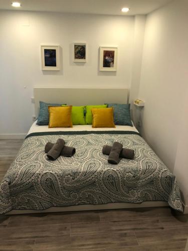 アリカンテにあるApartamento plaza torosのベッドルーム1室(大型ベッド1台、枕2つ付)