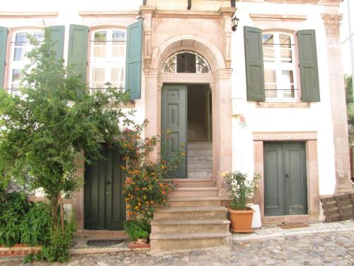 Η πρόσοψη ή η είσοδος του Eolos House Cunda