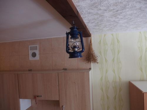 una luz colgando del techo en una cocina en Namas en Klaipėda