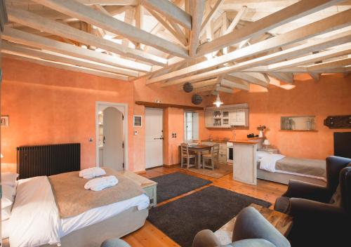 una grande camera con due letti e una cucina di Artsistas Houses ad Arísti