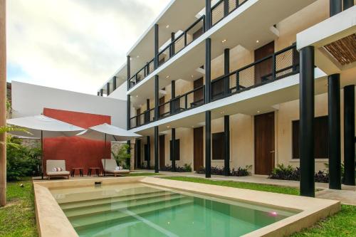 - une vue extérieure sur un bâtiment avec une piscine dans l'établissement Casona 61 by GuruHotel, à Mérida