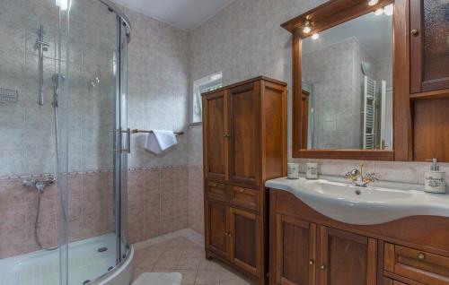 Villa Rosa في Nova Vas: حمام مع حوض ودش وحوض استحمام