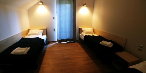 Ένα ή περισσότερα κρεβάτια σε δωμάτιο στο Przy Dolinie