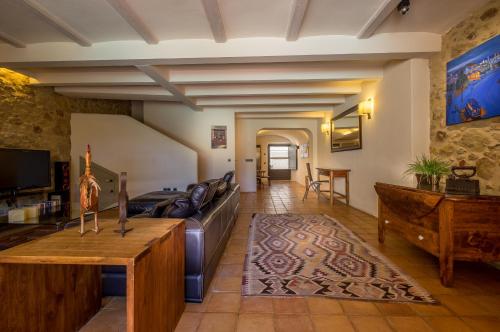 a living room with a couch and a table at Can Caranta in Pals