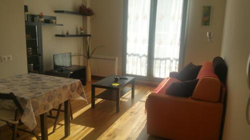 een woonkamer met een bank en een tafel bij Apartamento Costa de Lugo in Foro