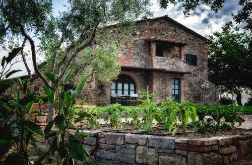 カーゾレ・デルザにあるAgriturismo Ertaの前庭付きの古い石造りの家