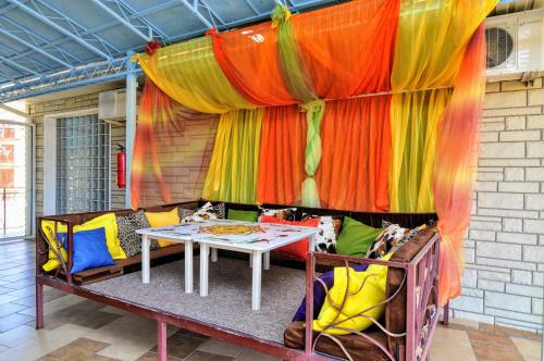 una habitación con una mesa y una cortina en Near Camel’s Humps Hotel, en Koktebel