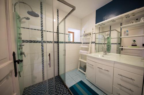 Ванна кімната в Holiday home Le Vaugarnier
