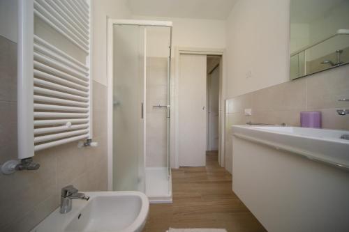 ボルソ・デル・グラッパにあるApartment Conteのバスルーム(洗面台、トイレ、シャワー付)
