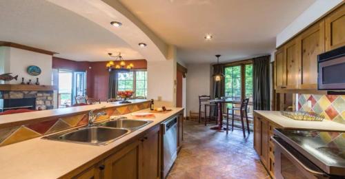 Una cocina o zona de cocina en L'Équinoxe Rendez-Vous Mont-Tremblant