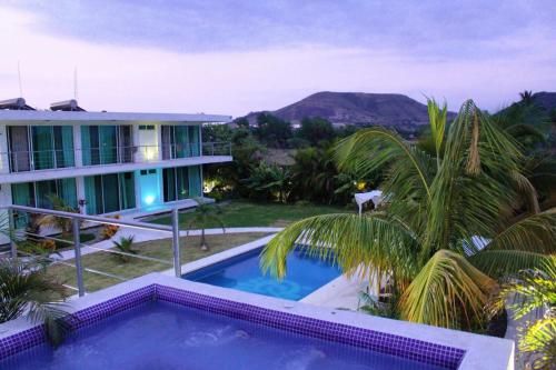 une maison avec une piscine en face d'une maison dans l'établissement Quinta Souffle, à Xochitepec