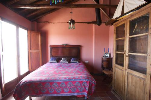 a bedroom with a bed in a room with pink walls at Apartamento Mirador de Soraya in Granada