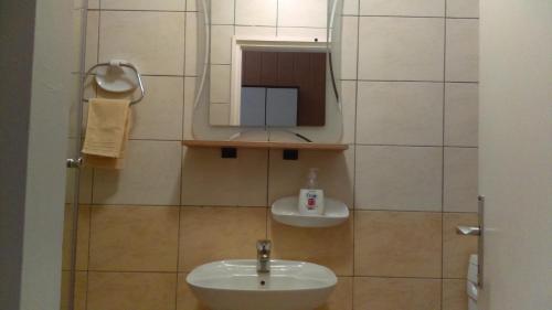 Ένα μπάνιο στο Jovich Apartments 1