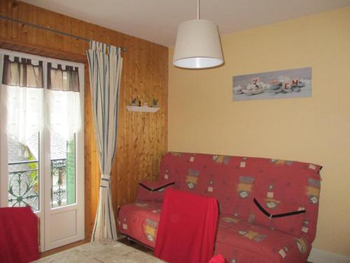 ル・モンドールにある'Mont-Dore-Toir' paisibleのリビングルーム(赤いソファ、窓付)