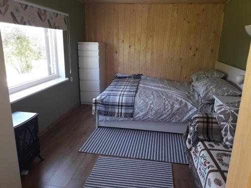 מיטה או מיטות בחדר ב-Tiny house Ružēni