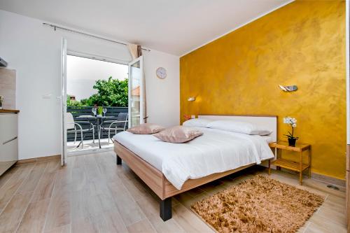A bed or beds in a room at Apartment and Studio Tereza