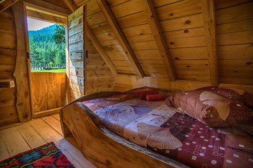 Łóżko lub łóżka w pokoju w obiekcie Eco Camp Chalets pod Gorom