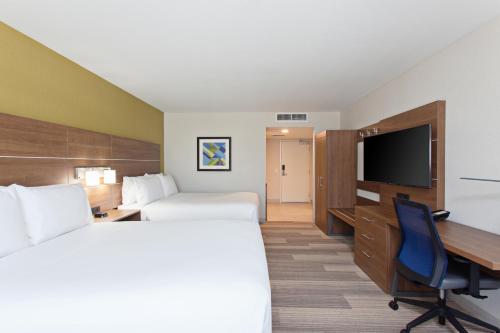 A bed or beds in a room at Holiday Inn Express Hotel & Suites Pasadena-Colorado Boulevard, an IHG Hotel