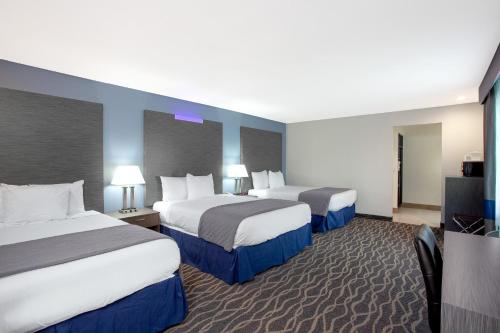 A bed or beds in a room at Travelodge Inn & Suites by Wyndham Anaheim on Disneyland Dr