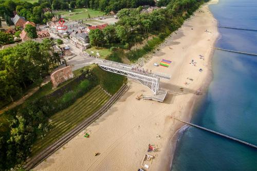 an overhead view of a beach with a white bridge at Apartament Nordic in Trzęsacz