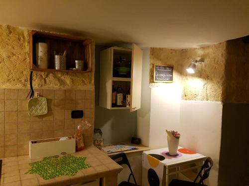 トラーニにあるGuesthouse A Casina b&bの小さなキッチン(テーブル、白い冷蔵庫付)