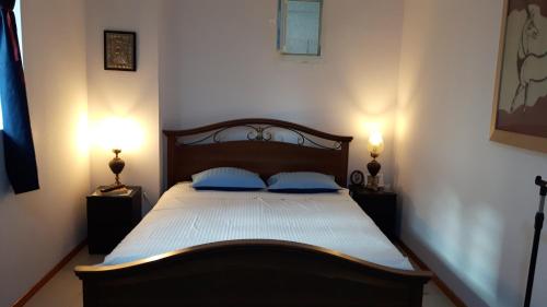 - une chambre avec un lit et 2 oreillers bleus dans l'établissement Hermes Gerakas-Athens, à Athènes
