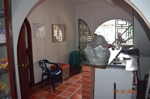 ククタにあるHotel Acuariusのアーチ道付きのキッチン、テーブルと椅子