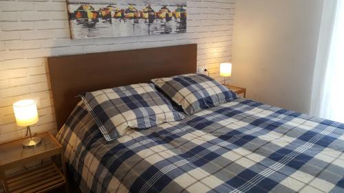 1 dormitorio con 1 cama azul y blanca y 2 almohadas en APT GUADALHORCE by Malaga Picasso Rentals Selection, en Málaga