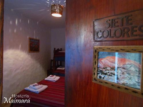 a room with two beds and a sign that says state colors at Hosteria Maimará in Maimará