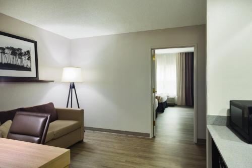 a living room with a couch and a television at Country Inn & Suites by Radisson, Chattanooga-Lookout Mountain in Chattanooga